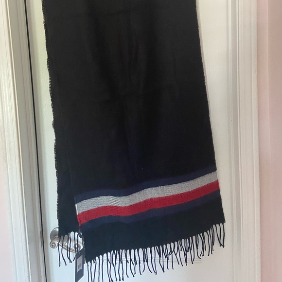 BNWT stunning tommy hilfiger scarf - Picture 5 of 5